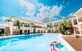 Holabay Resort